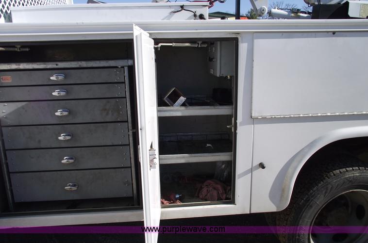 image for item C5931 2006 Ford F550 XL Super Duty pickup truck