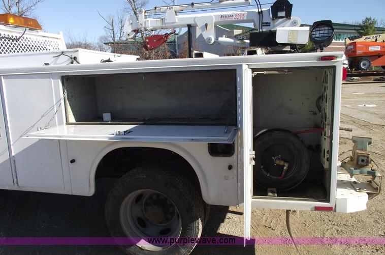 image for item C5931 2006 Ford F550 XL Super Duty pickup truck