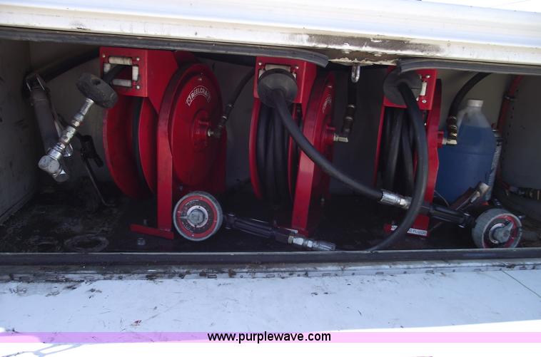 image for item C5931 2006 Ford F550 XL Super Duty pickup truck