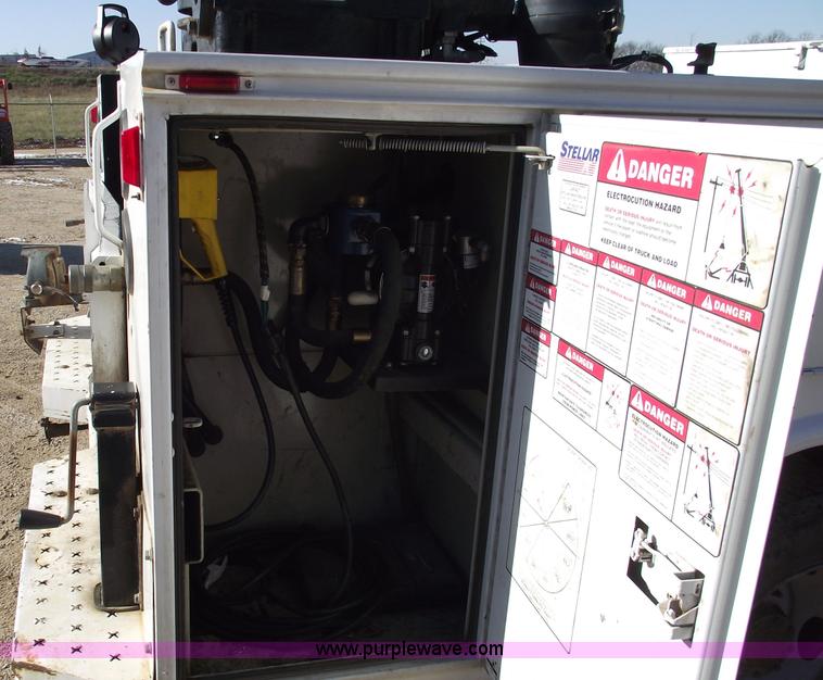 image for item C5931 2006 Ford F550 XL Super Duty pickup truck