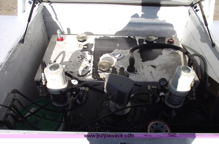 image for item C5931 2006 Ford F550 XL Super Duty pickup truck