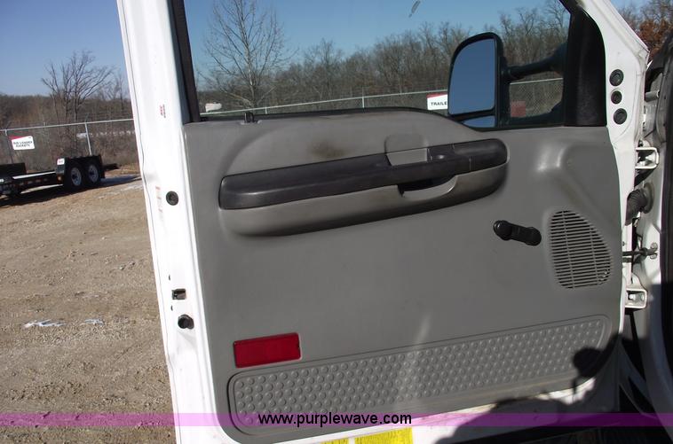 image for item C5931 2006 Ford F550 XL Super Duty pickup truck