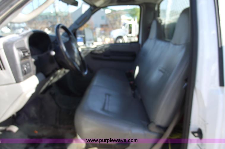 image for item C5931 2006 Ford F550 XL Super Duty pickup truck