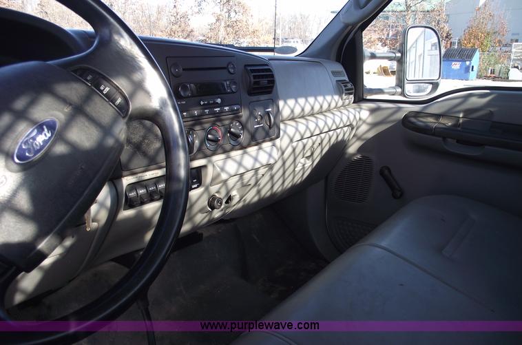 image for item C5931 2006 Ford F550 XL Super Duty pickup truck