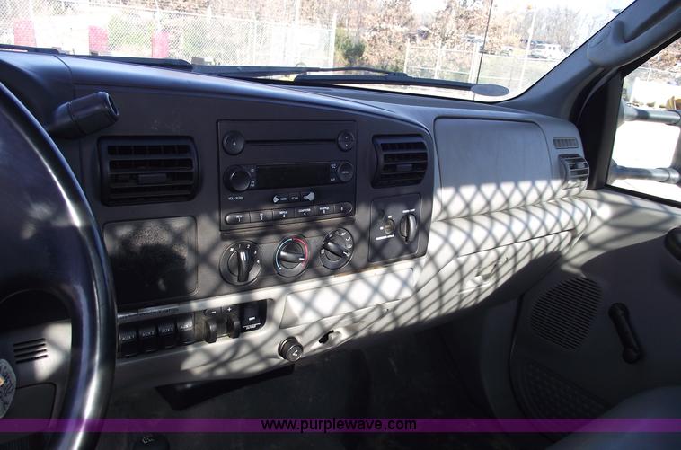 image for item C5931 2006 Ford F550 XL Super Duty pickup truck