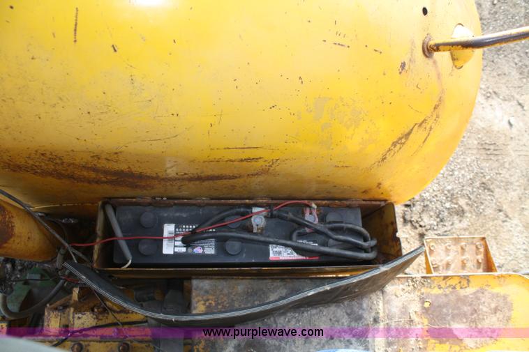 image for item A6580 1964 John Deere 600 tractor