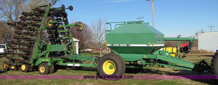 image for item B2138 John Deere 1850 42' air disk drill with John Deere 787 air commodity cart
