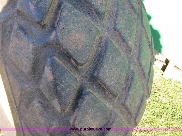 image for item B2138 John Deere 1850 42' air disk drill with John Deere 787 air commodity cart