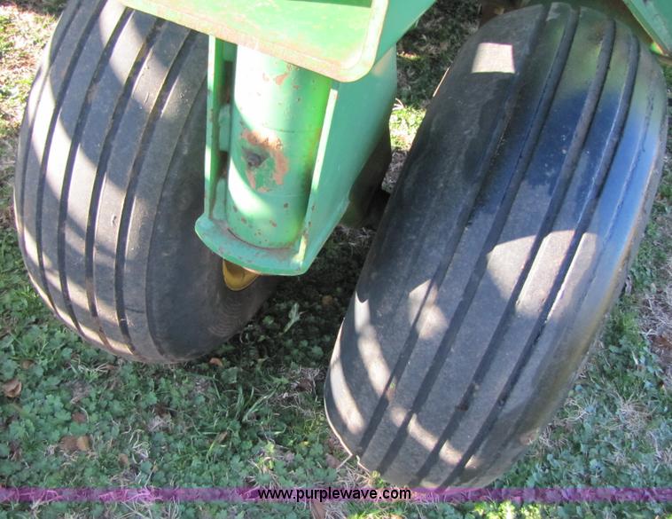 image for item B2138 John Deere 1850 42' air disk drill with John Deere 787 air commodity cart