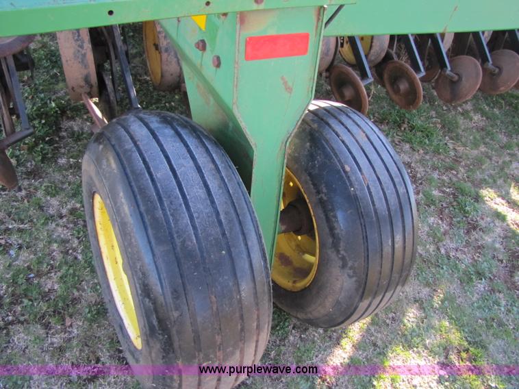 image for item B2138 John Deere 1850 42' air disk drill with John Deere 787 air commodity cart