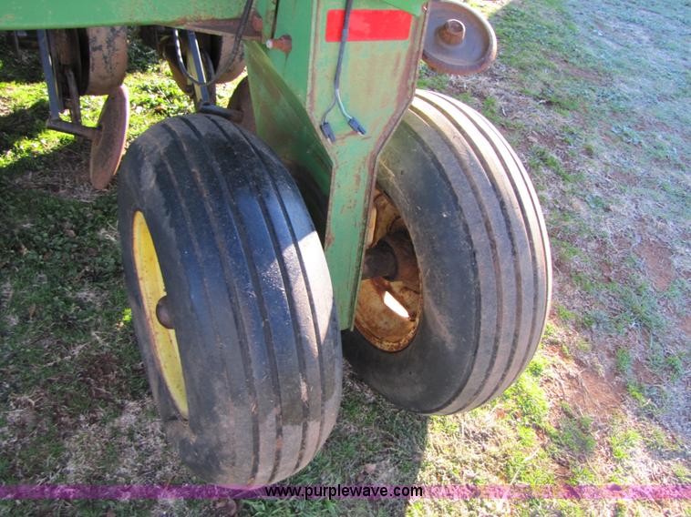 image for item B2138 John Deere 1850 42' air disk drill with John Deere 787 air commodity cart