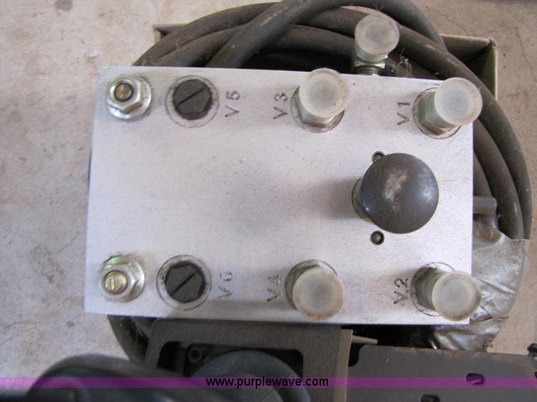 image for item B2141 John Deere 840 loader