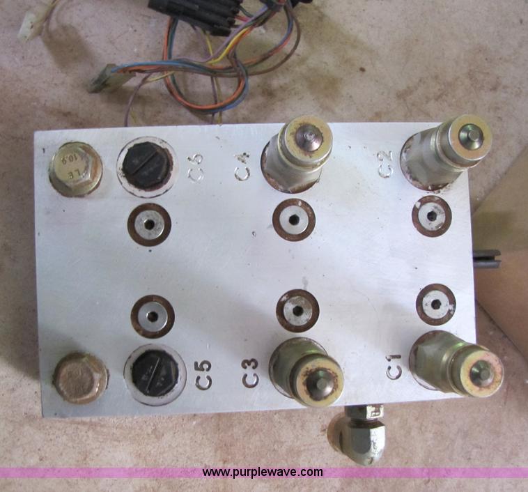 image for item B2141 John Deere 840 loader