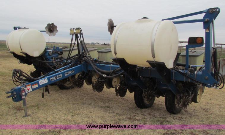 image for item B7039 Kinze 2000 eight row planter