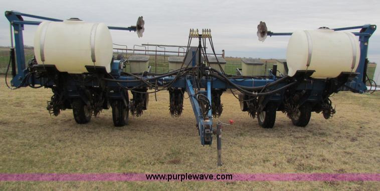 image for item B7039 Kinze 2000 eight row planter