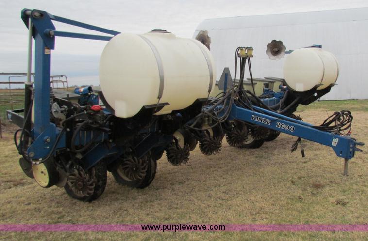 image for item B7039 Kinze 2000 eight row planter