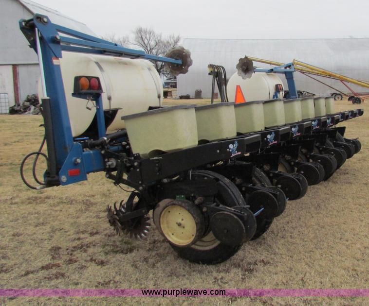 image for item B7039 Kinze 2000 eight row planter