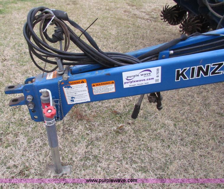 image for item B7039 Kinze 2000 eight row planter