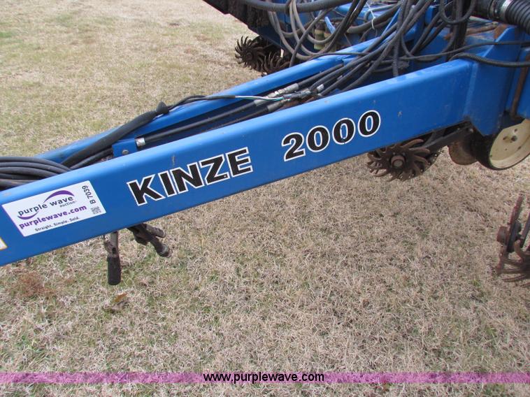 image for item B7039 Kinze 2000 eight row planter