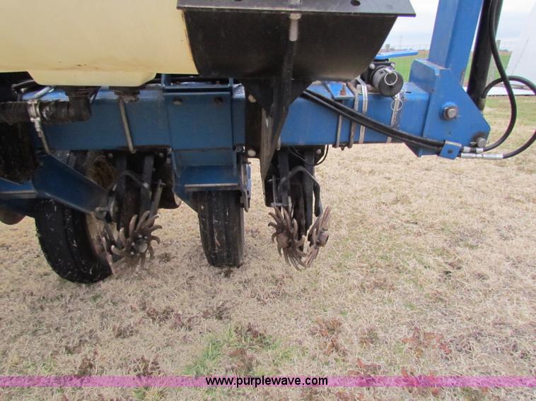 image for item B7039 Kinze 2000 eight row planter