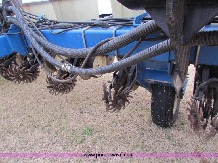 image for item B7039 Kinze 2000 eight row planter