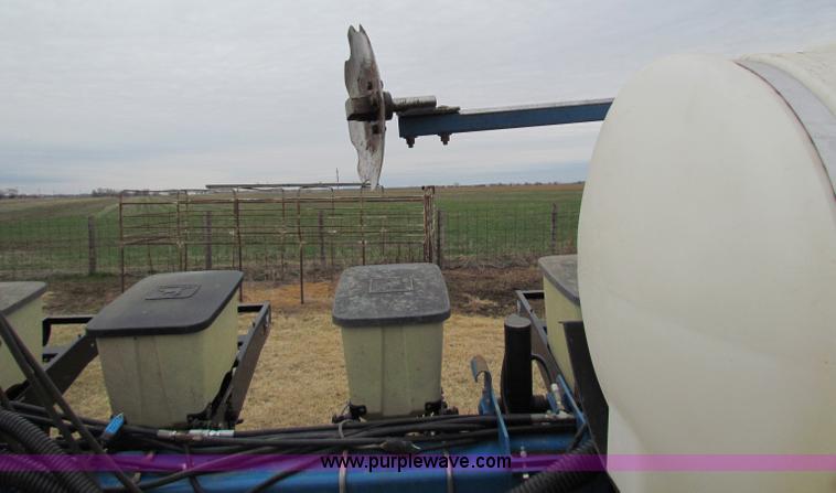 image for item B7039 Kinze 2000 eight row planter