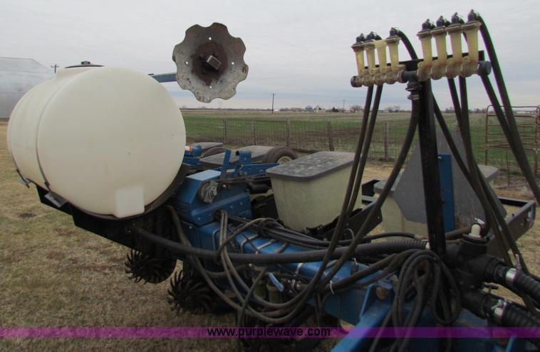 image for item B7039 Kinze 2000 eight row planter