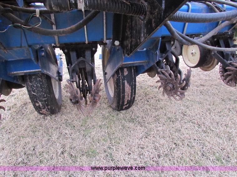 image for item B7039 Kinze 2000 eight row planter