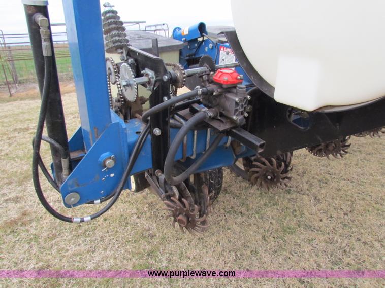 image for item B7039 Kinze 2000 eight row planter