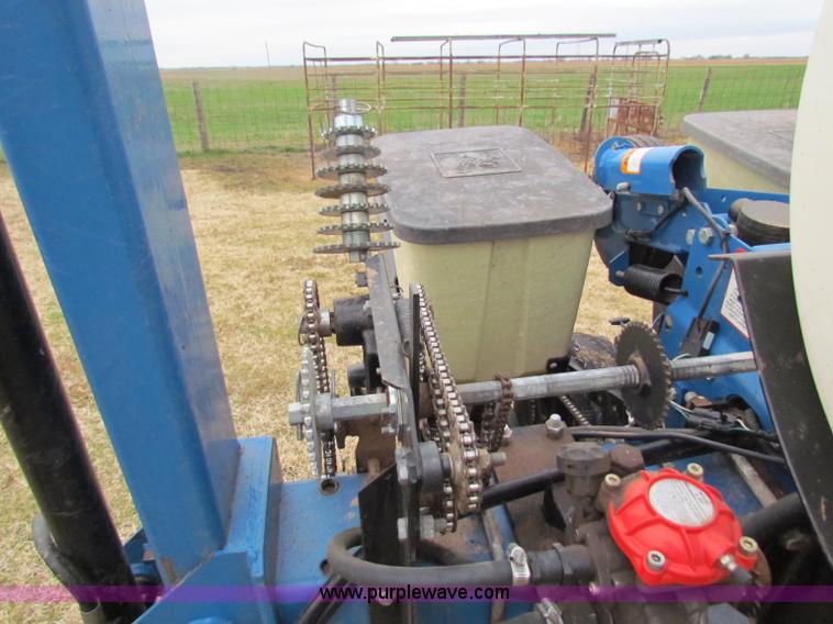 image for item B7039 Kinze 2000 eight row planter