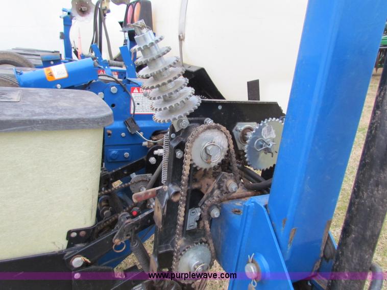 image for item B7039 Kinze 2000 eight row planter