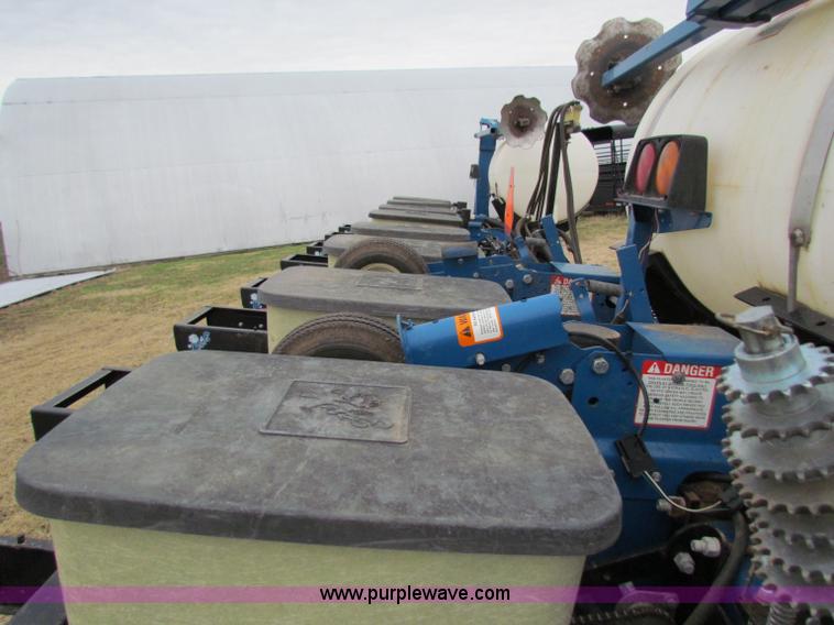 image for item B7039 Kinze 2000 eight row planter