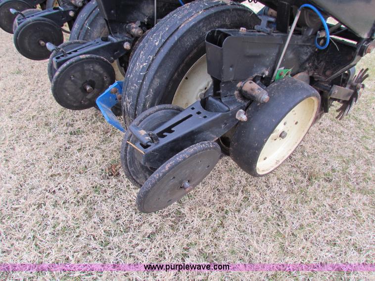 image for item B7039 Kinze 2000 eight row planter
