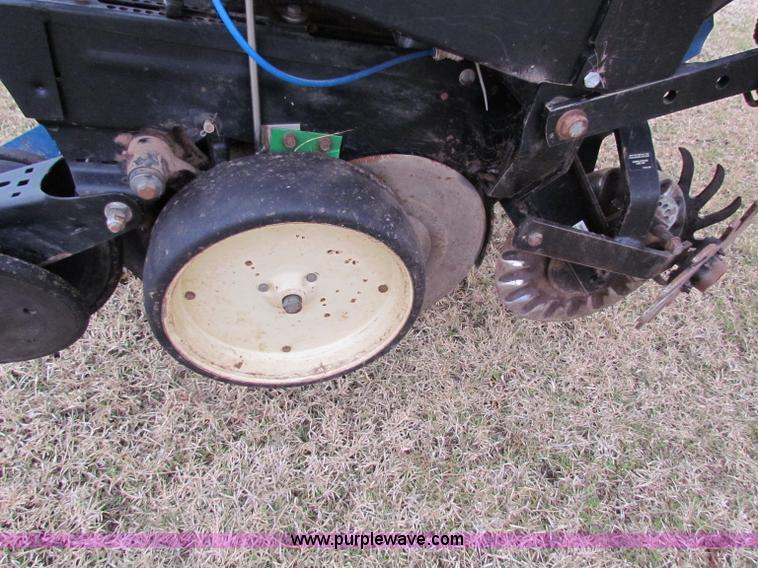 image for item B7039 Kinze 2000 eight row planter