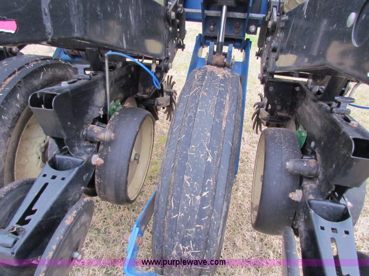 image for item B7039 Kinze 2000 eight row planter