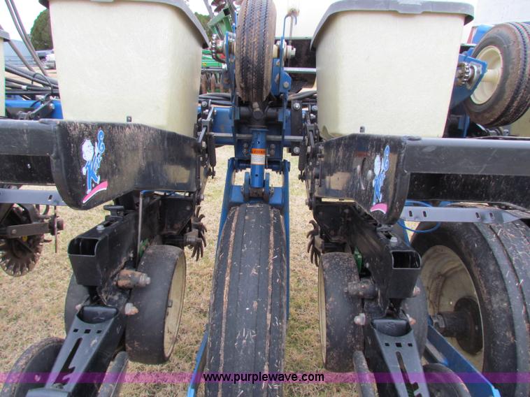 image for item B7039 Kinze 2000 eight row planter