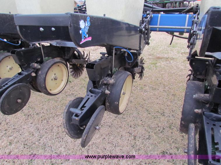 image for item B7039 Kinze 2000 eight row planter