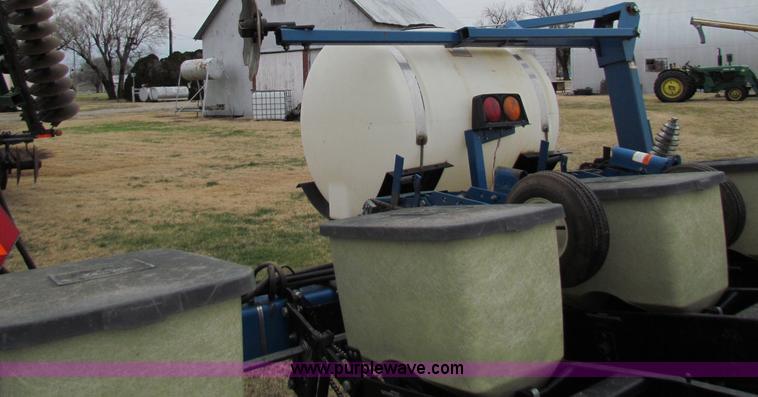 image for item B7039 Kinze 2000 eight row planter