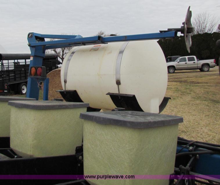 image for item B7039 Kinze 2000 eight row planter