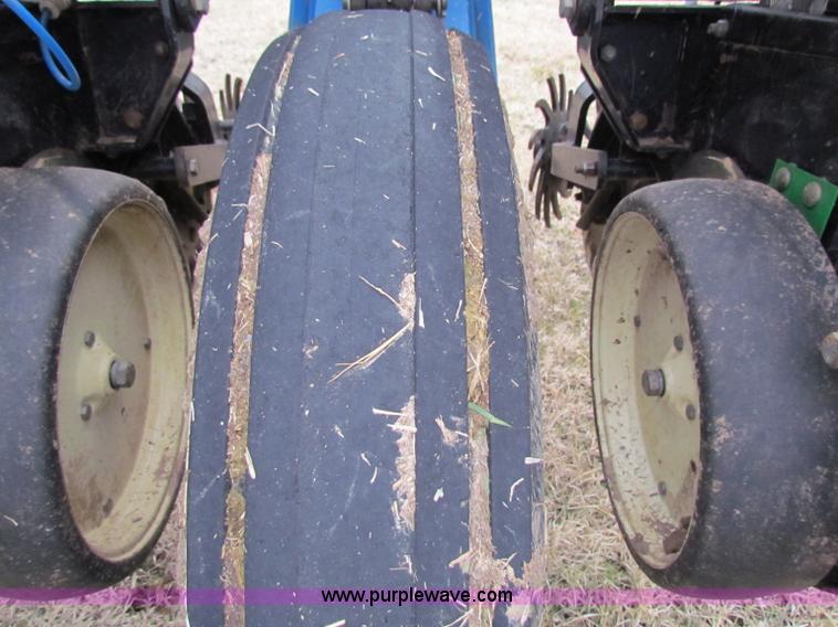 image for item B7039 Kinze 2000 eight row planter