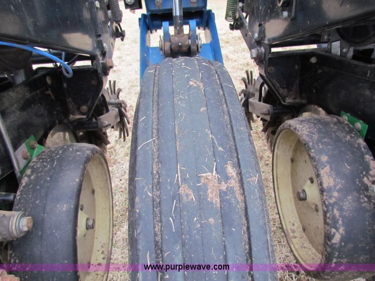 image for item B7039 Kinze 2000 eight row planter
