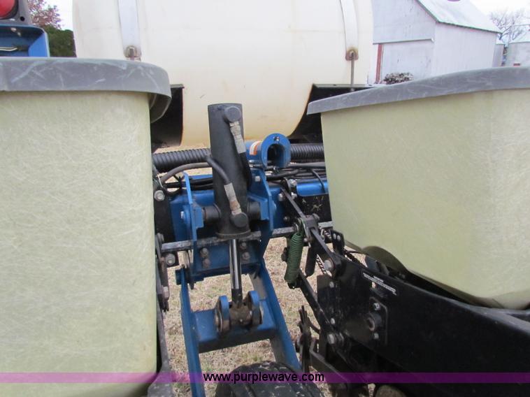 image for item B7039 Kinze 2000 eight row planter
