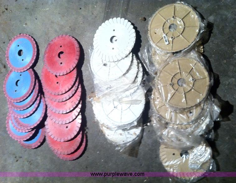 image for item B7039 Kinze 2000 eight row planter