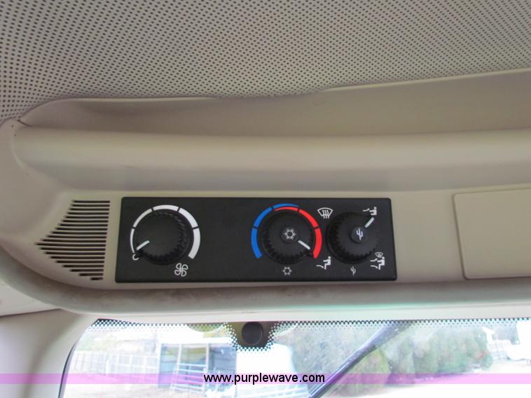 image for item B7042 2008 John Deere 7330 Premium MFWD tractor