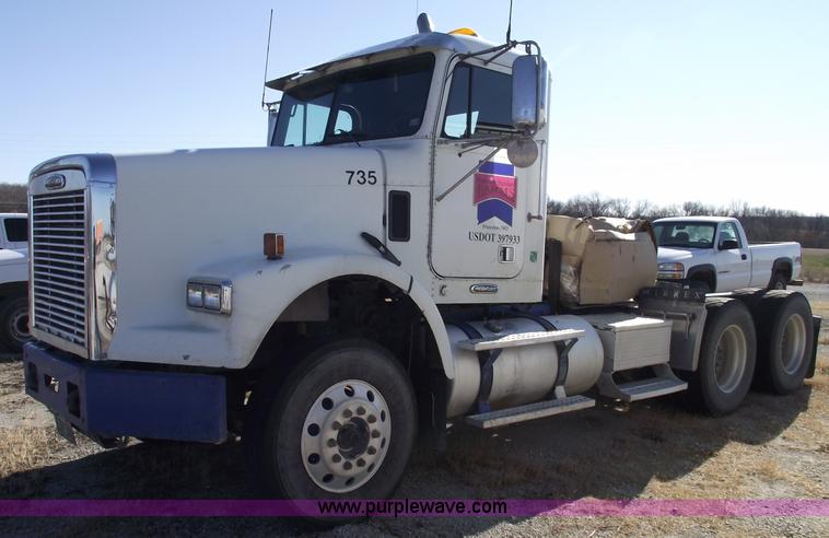 image for item C5890 2006 Freightliner FLD120 semi truck