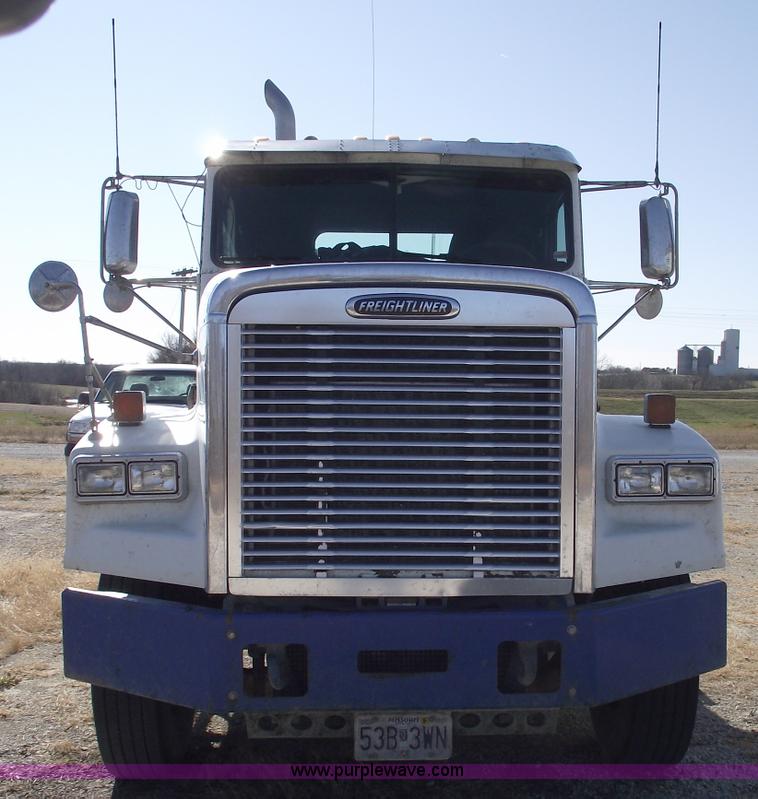 image for item C5890 2006 Freightliner FLD120 semi truck