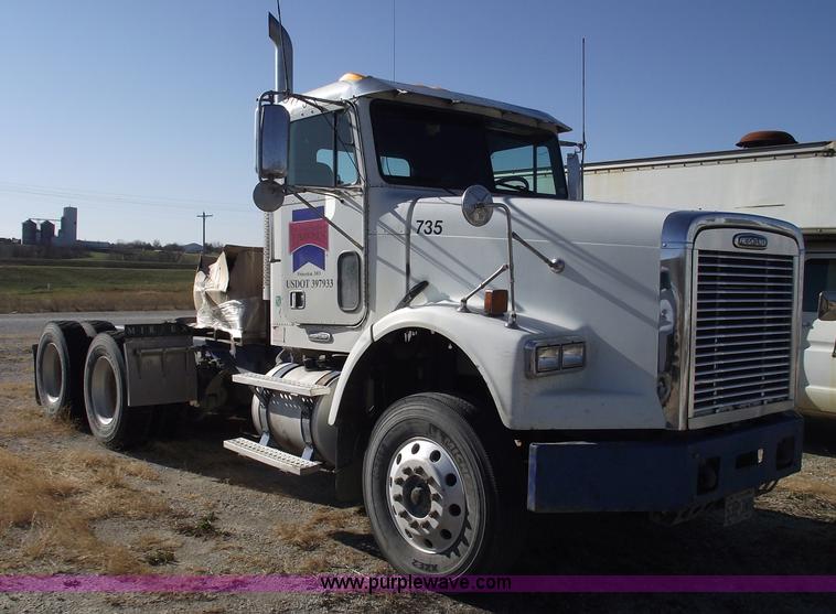 image for item C5890 2006 Freightliner FLD120 semi truck