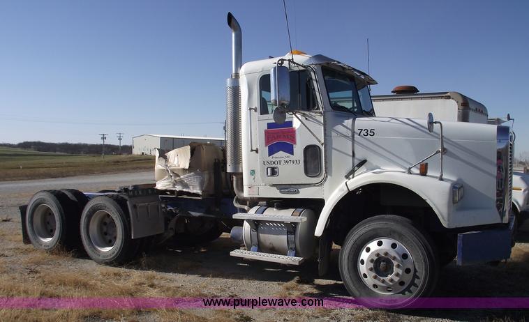 image for item C5890 2006 Freightliner FLD120 semi truck