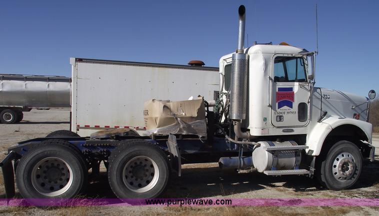 image for item C5890 2006 Freightliner FLD120 semi truck