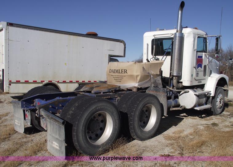 image for item C5890 2006 Freightliner FLD120 semi truck